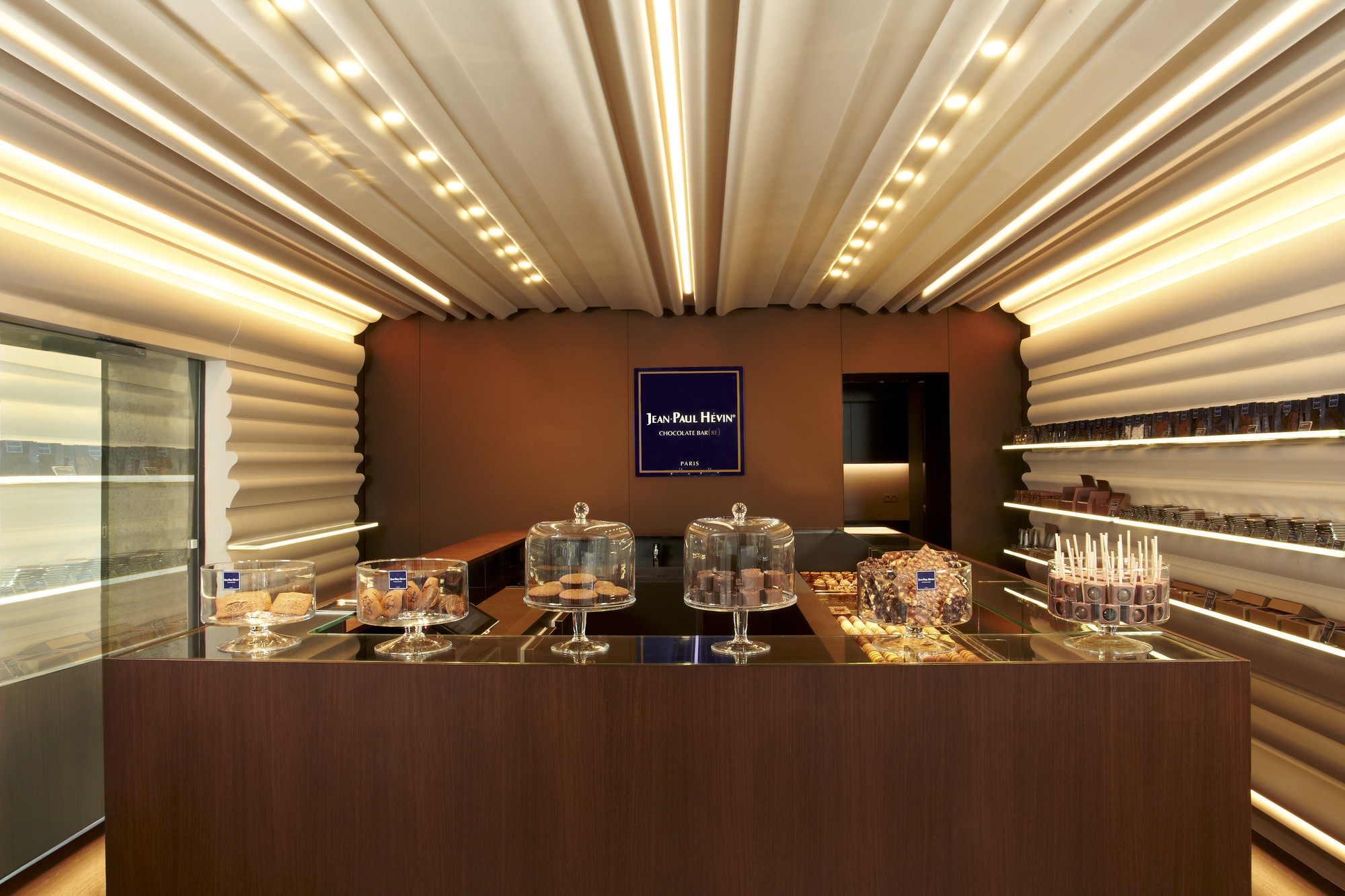 c9744df4804a962865c2a400779f8f7b2f9cc7d6_Jean_Paul_H__vin_store___the_Chocolate_Bar_re__P3070__P3071__C371__C372_